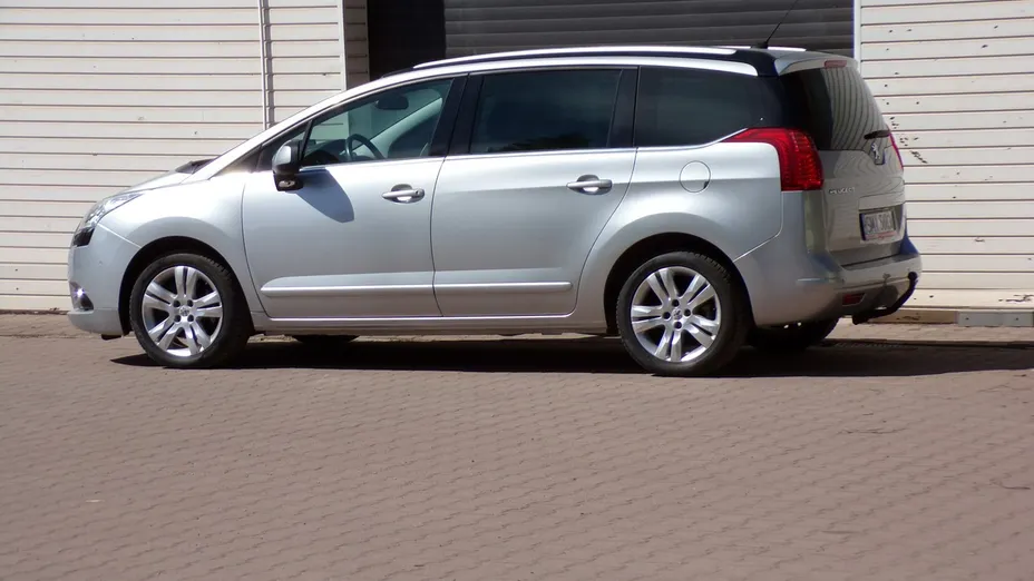 PEUGEOT 5008 -