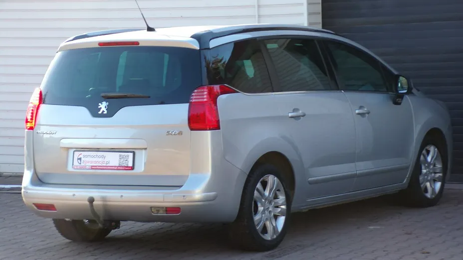 PEUGEOT 5008 -