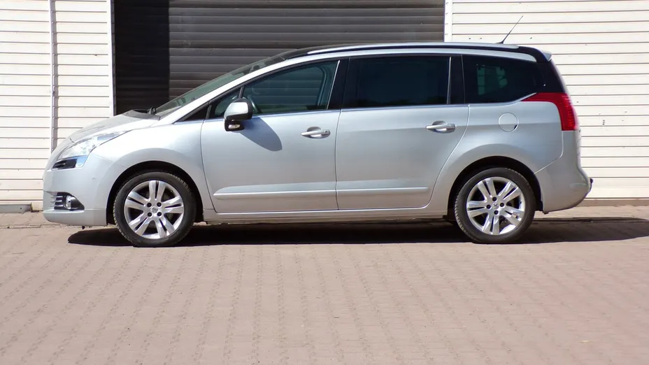 PEUGEOT 5008 -