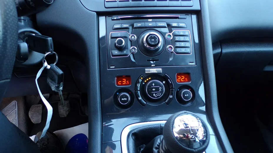 PEUGEOT 5008 -