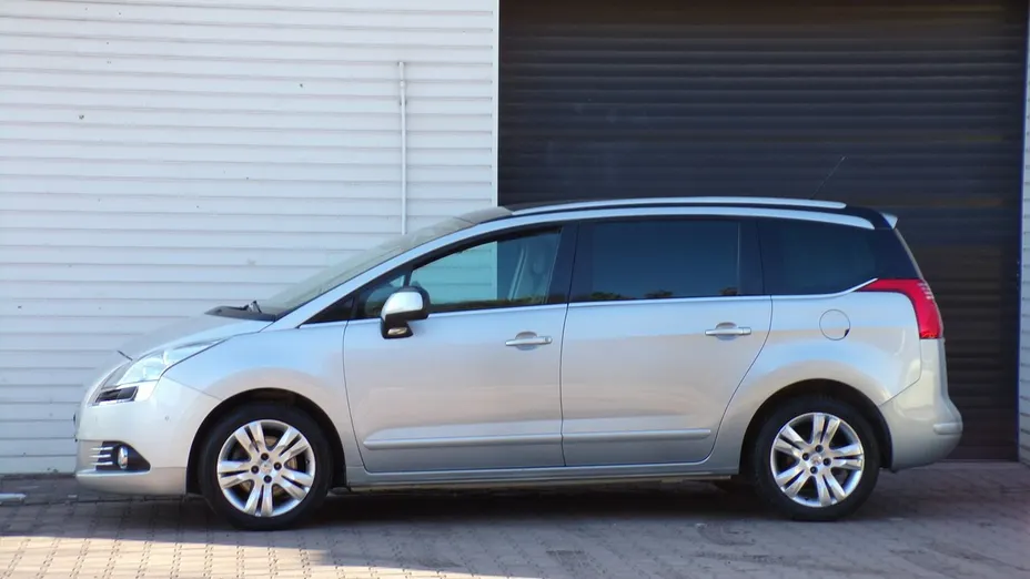 PEUGEOT 5008 -
