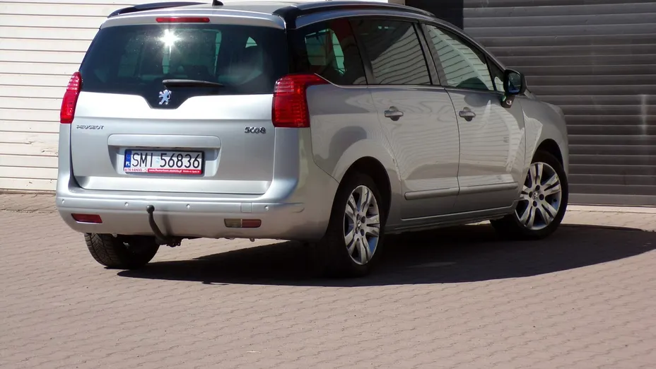 PEUGEOT 5008 -
