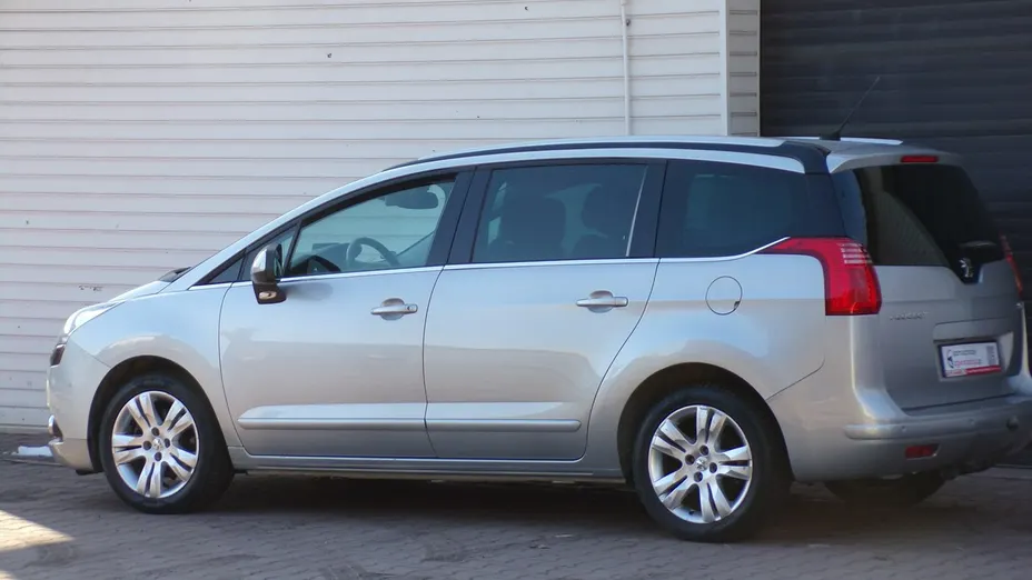 PEUGEOT 5008 -