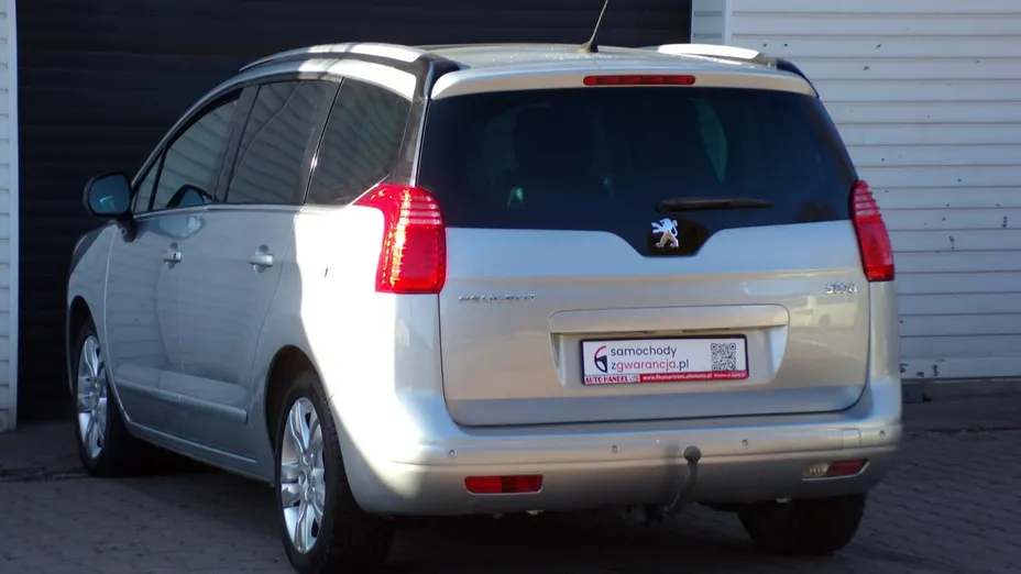 PEUGEOT 5008 -