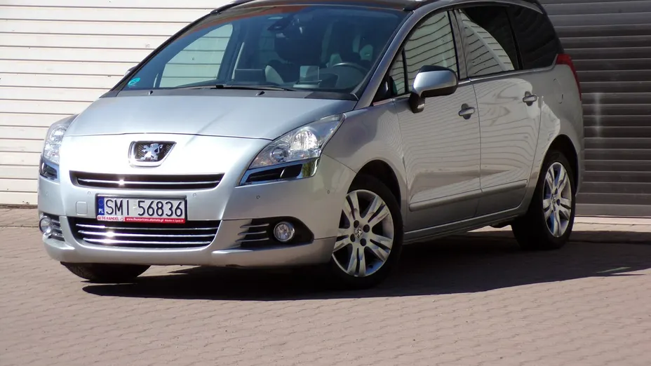 PEUGEOT 5008 -
