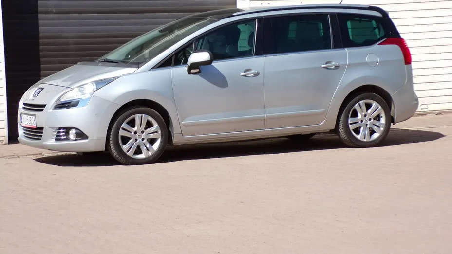 PEUGEOT 5008 -