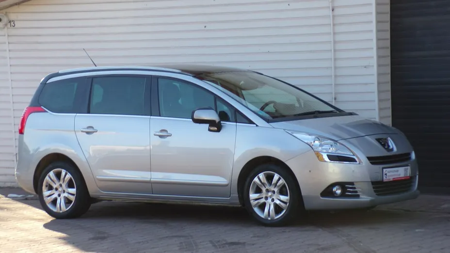 PEUGEOT 5008 -