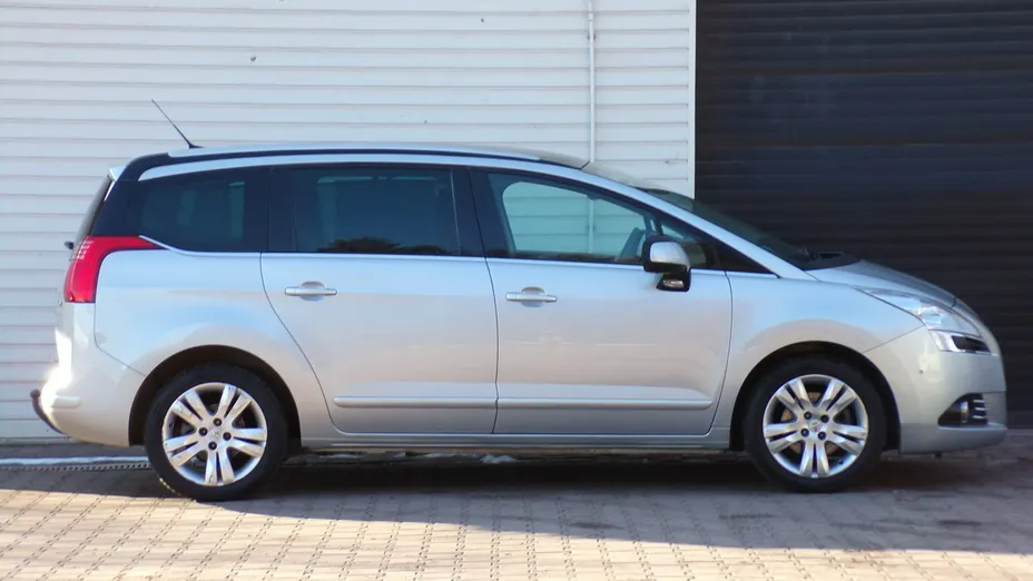PEUGEOT 5008 -