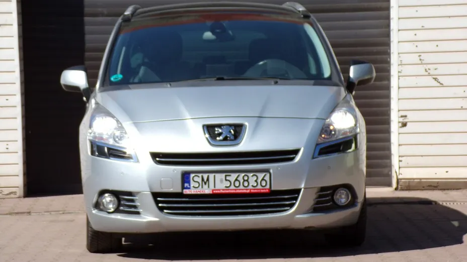 PEUGEOT 5008 -