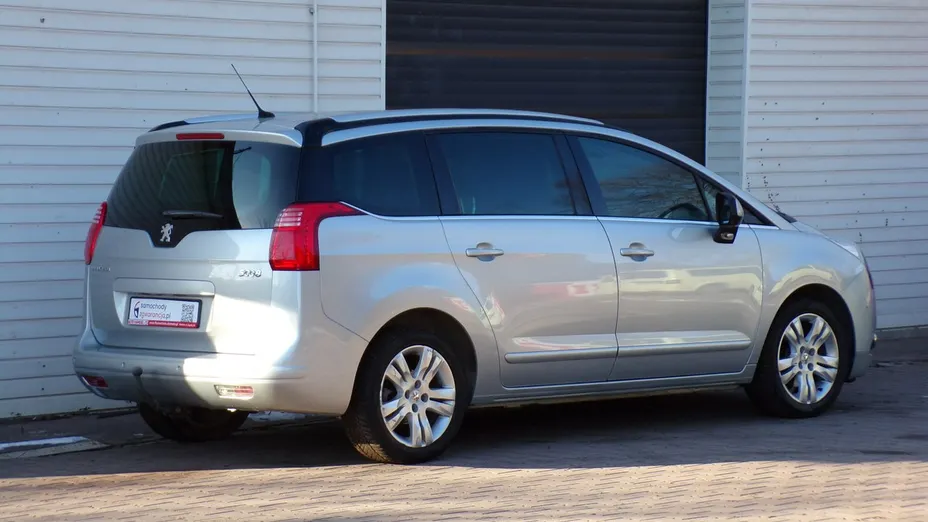 PEUGEOT 5008 -
