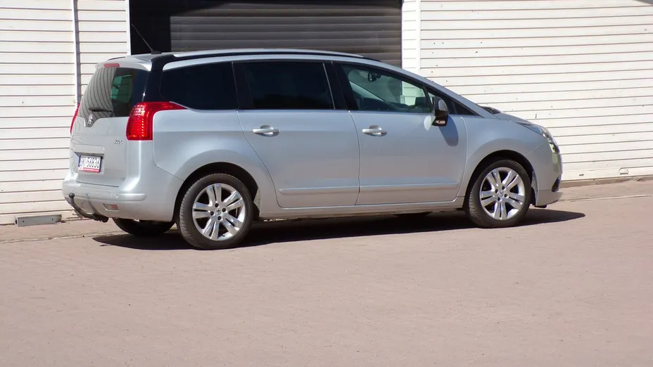 PEUGEOT 5008 -