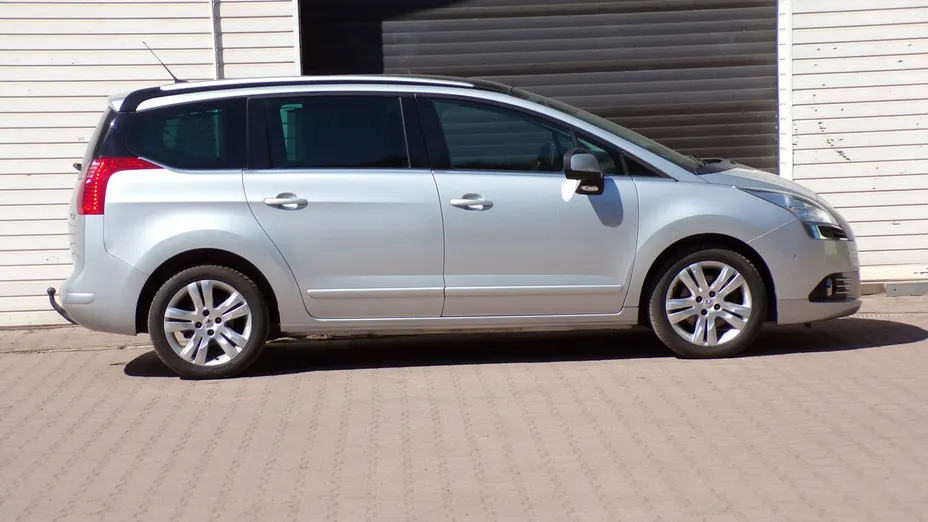 PEUGEOT 5008 -