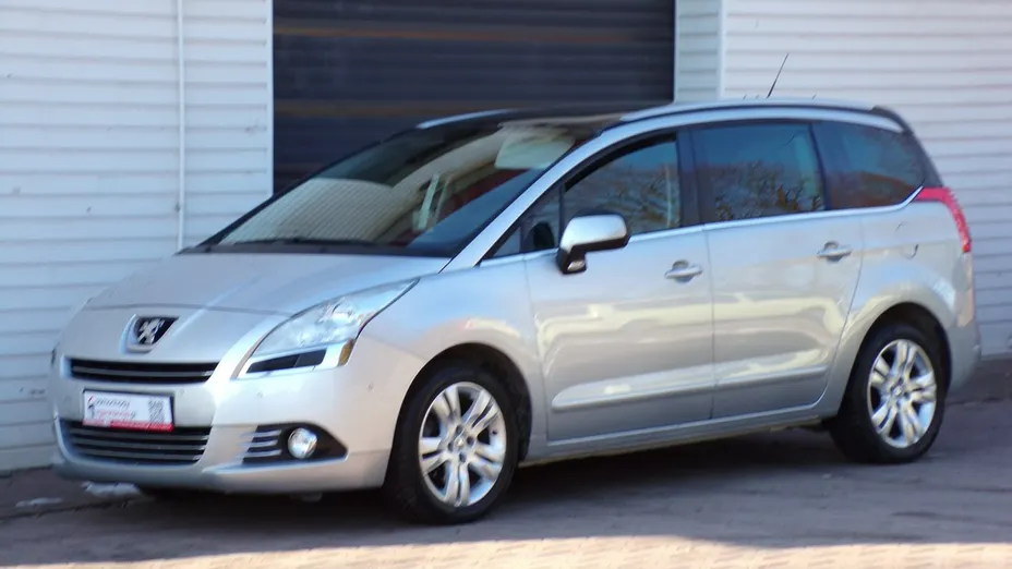 PEUGEOT 5008 -
