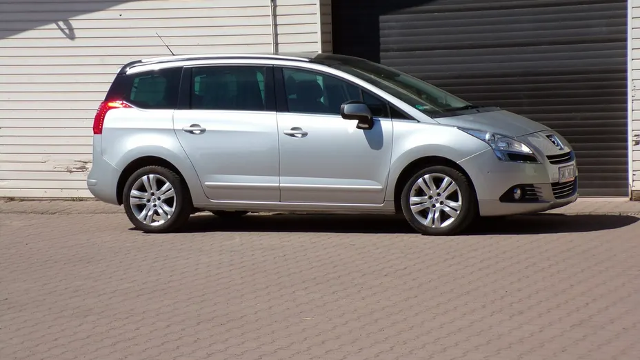 PEUGEOT 5008 -