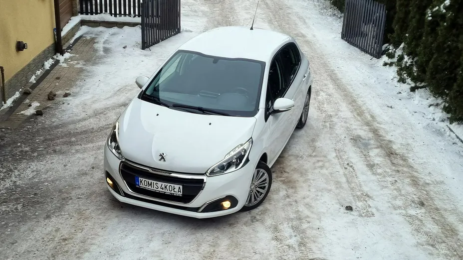 PEUGEOT 208 -
