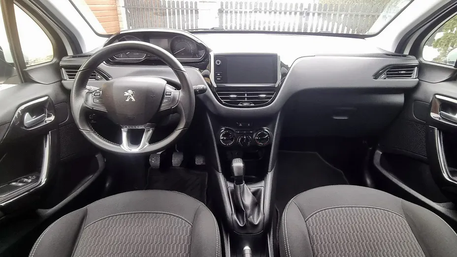 PEUGEOT 208 -