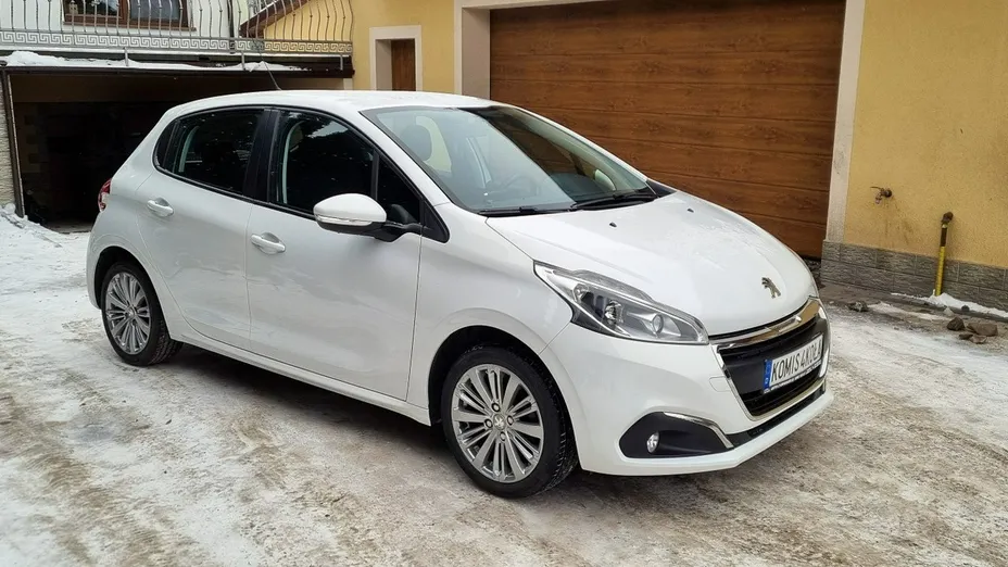 PEUGEOT 208 -