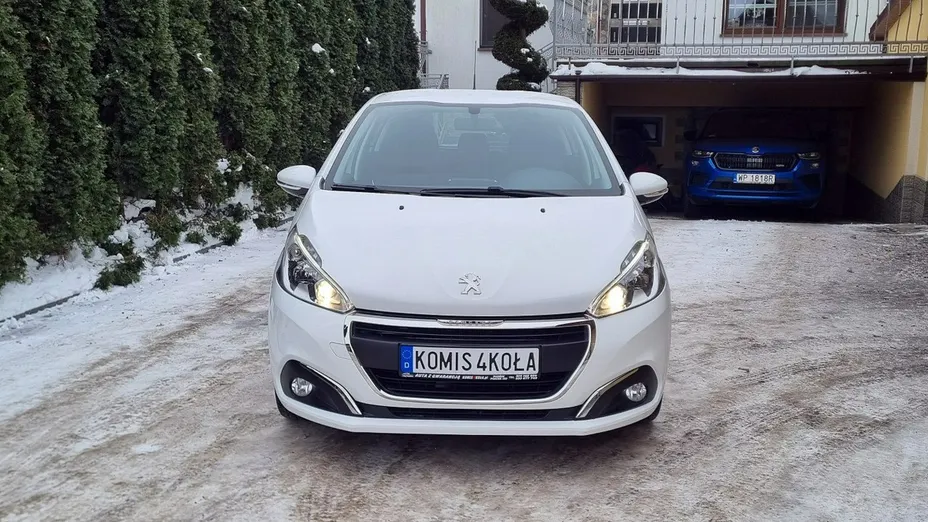 PEUGEOT 208 -