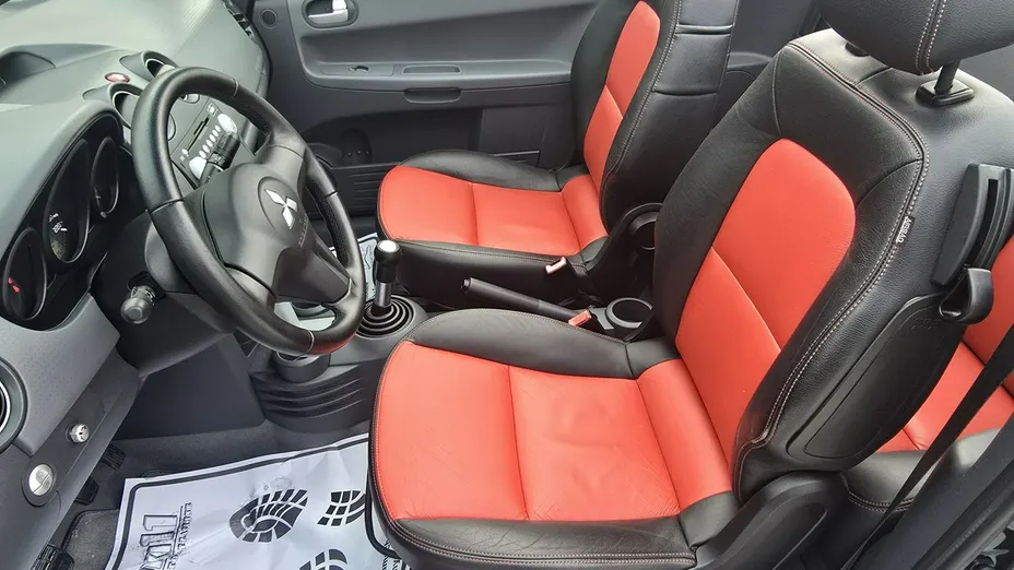 MITSUBISHI Colt -