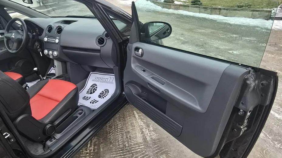 MITSUBISHI Colt -