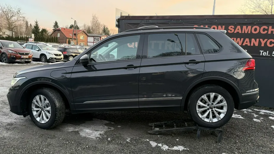 VOLKSWAGEN Tiguan -