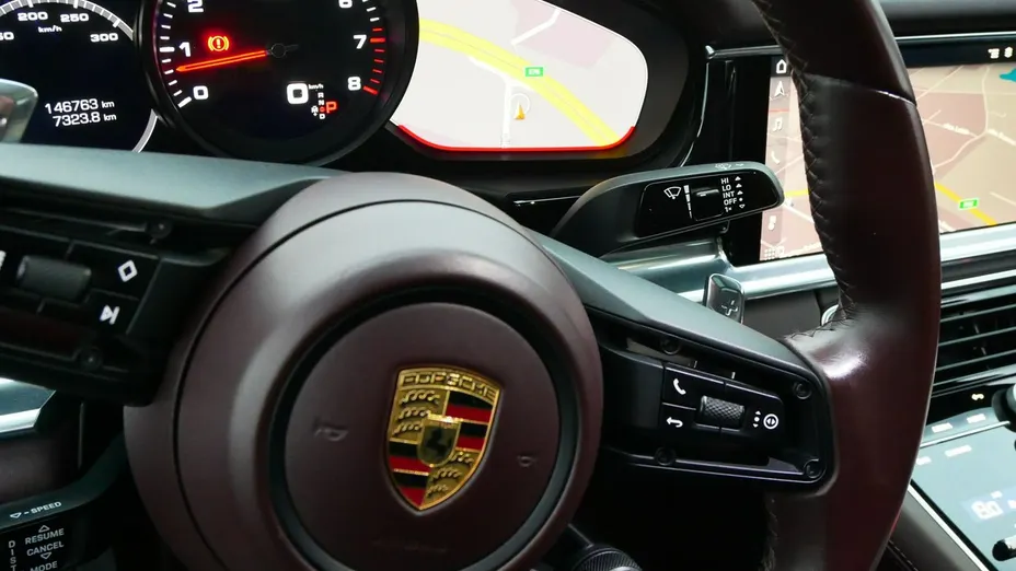 PORSCHE Panamera -