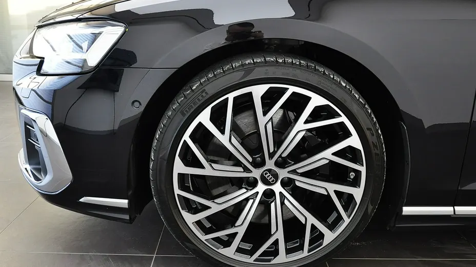 AUDI A8 -