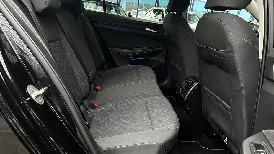 VOLKSWAGEN Golf -