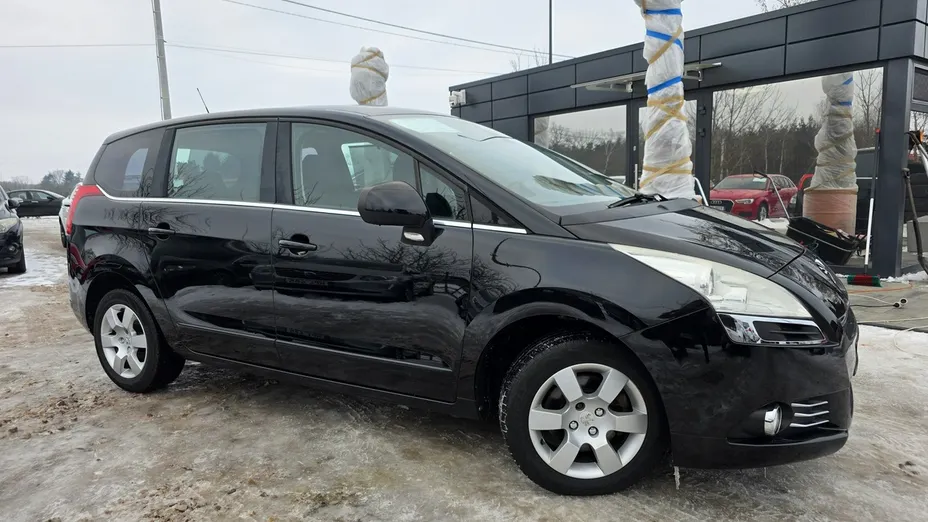 PEUGEOT 5008 -