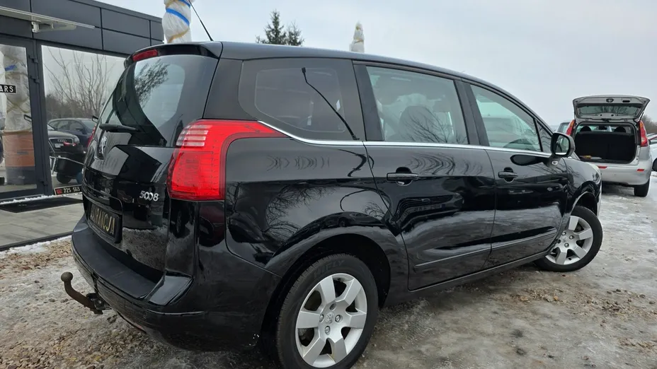 PEUGEOT 5008 -