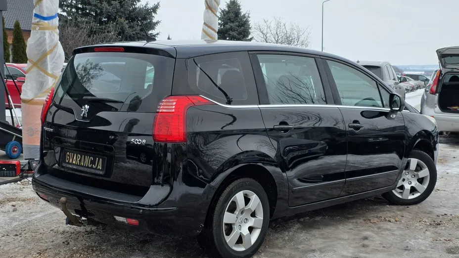 PEUGEOT 5008 -