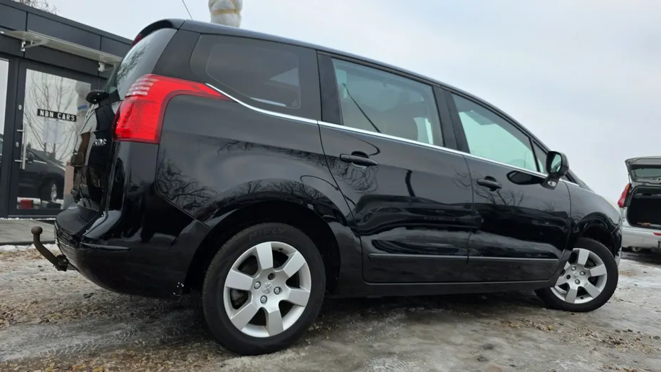 PEUGEOT 5008 -