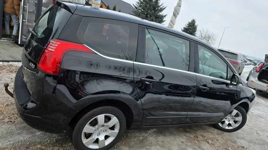 PEUGEOT 5008 -