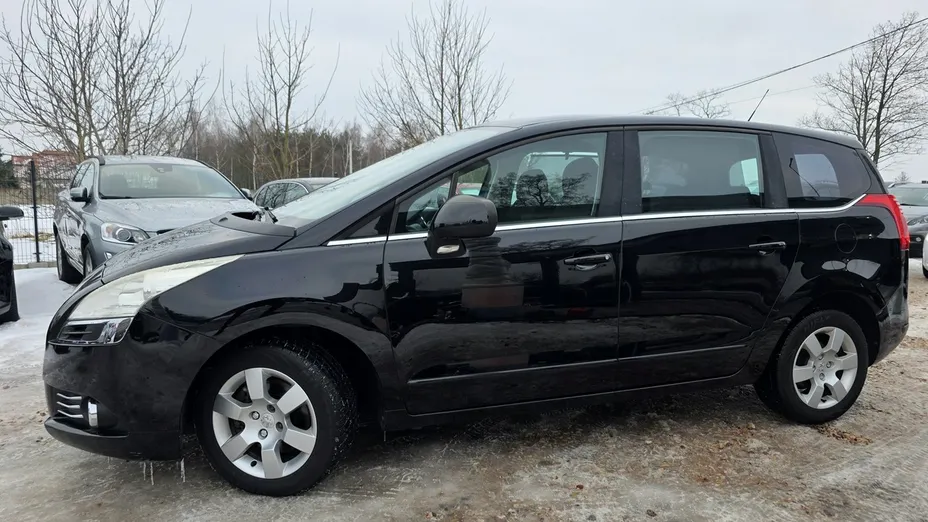 PEUGEOT 5008 -