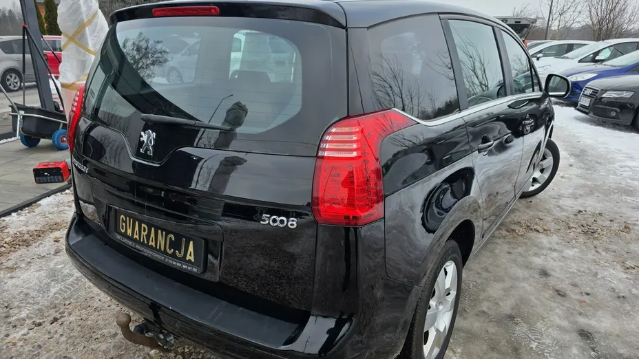 PEUGEOT 5008 -