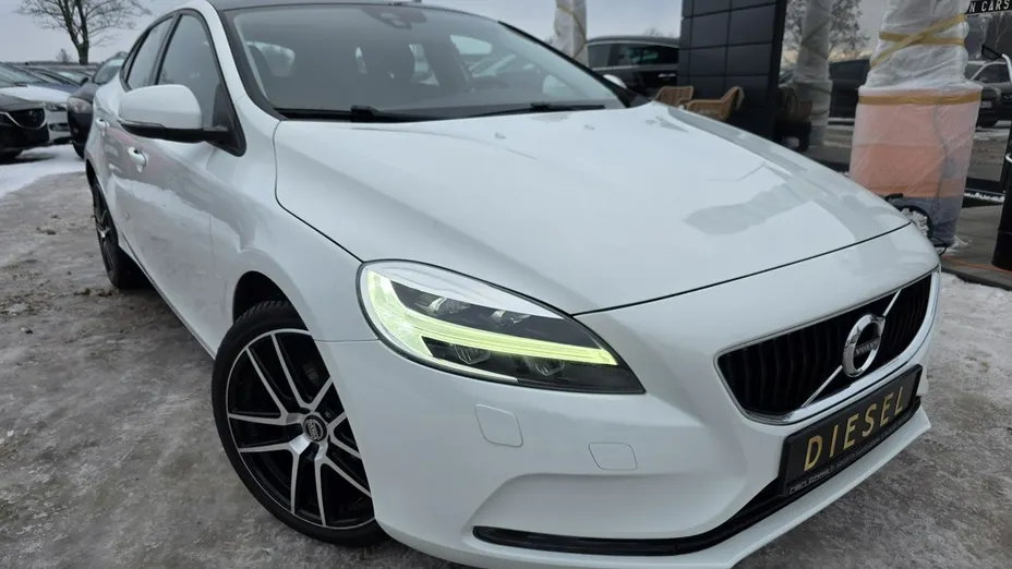 VOLVO V40 -