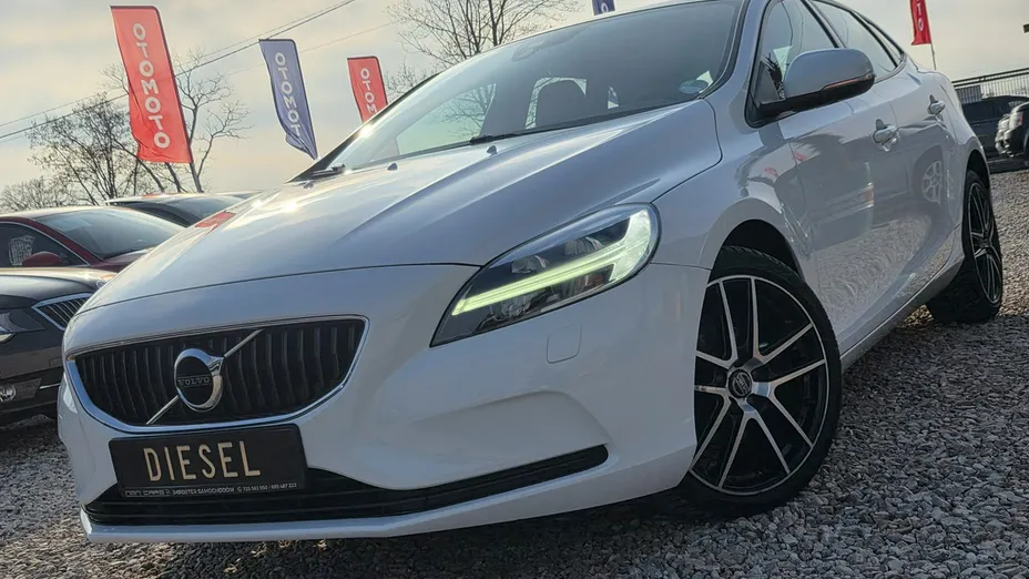 VOLVO V40 -