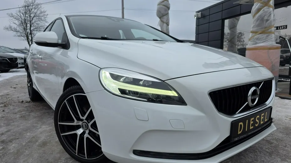 VOLVO V40 -