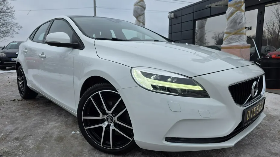 VOLVO V40 -