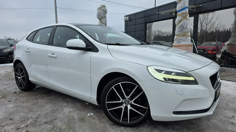 VOLVO V40 -