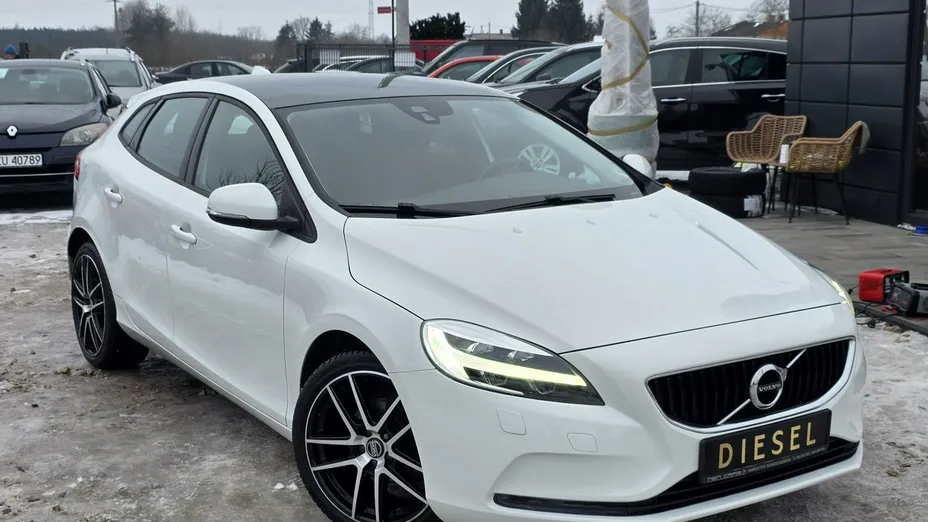 VOLVO V40 -