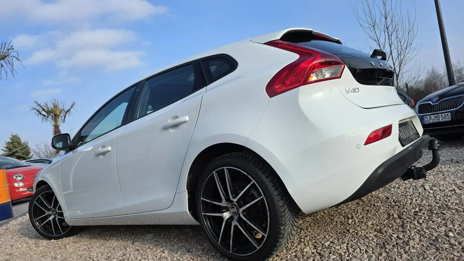 VOLVO V40 -