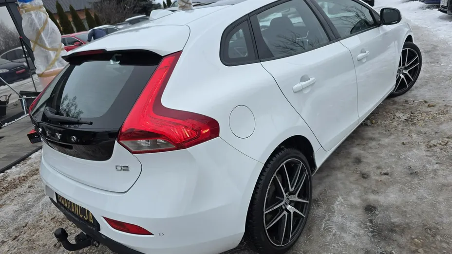 VOLVO V40 -