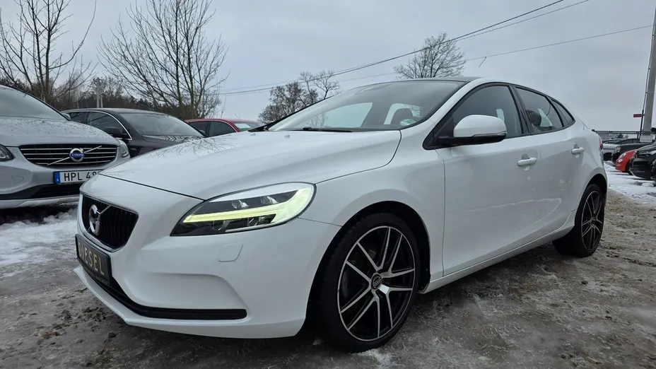 VOLVO V40 -