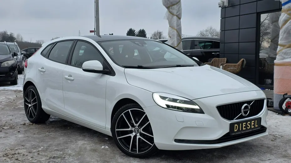 VOLVO V40 -