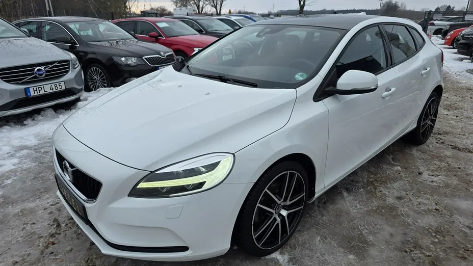 VOLVO V40 -