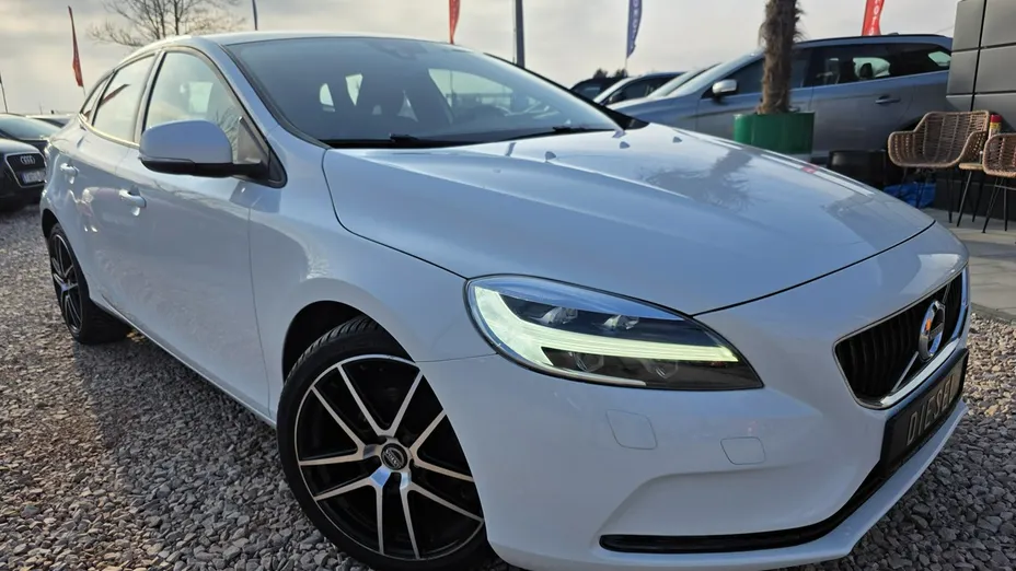 VOLVO V40 -