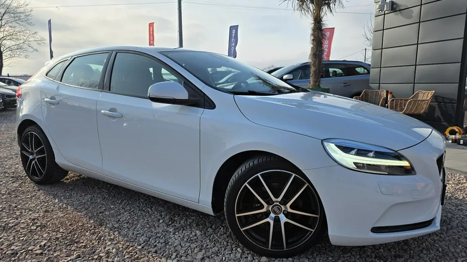 VOLVO V40 -