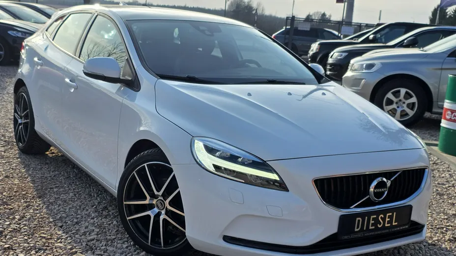 VOLVO V40 -