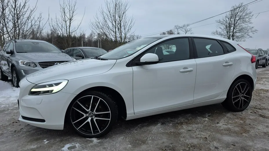 VOLVO V40 -